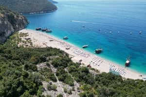 Saranda: viaje en barco con 6 paradas, bebida y snorkel gratis