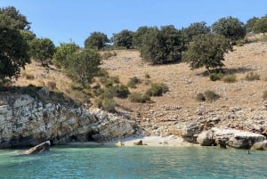 Saranda: viaje en barco con 6 paradas, bebida y snorkel gratis