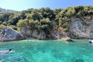 Saranda: viaje en barco con 6 paradas, bebida y snorkel gratis