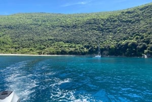 Saranda: viaje en barco con 6 paradas, bebida y snorkel gratis
