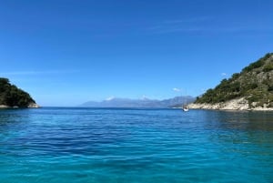 Saranda: viaje en barco con 6 paradas, bebida y snorkel gratis