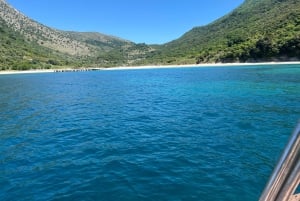 Saranda: Boat tour to 7 destinations end snorkeling