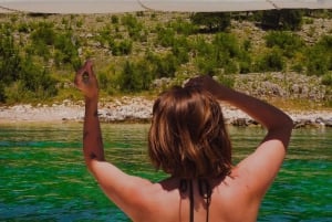 Saranda: Boat tour to 7 destinations end snorkeling