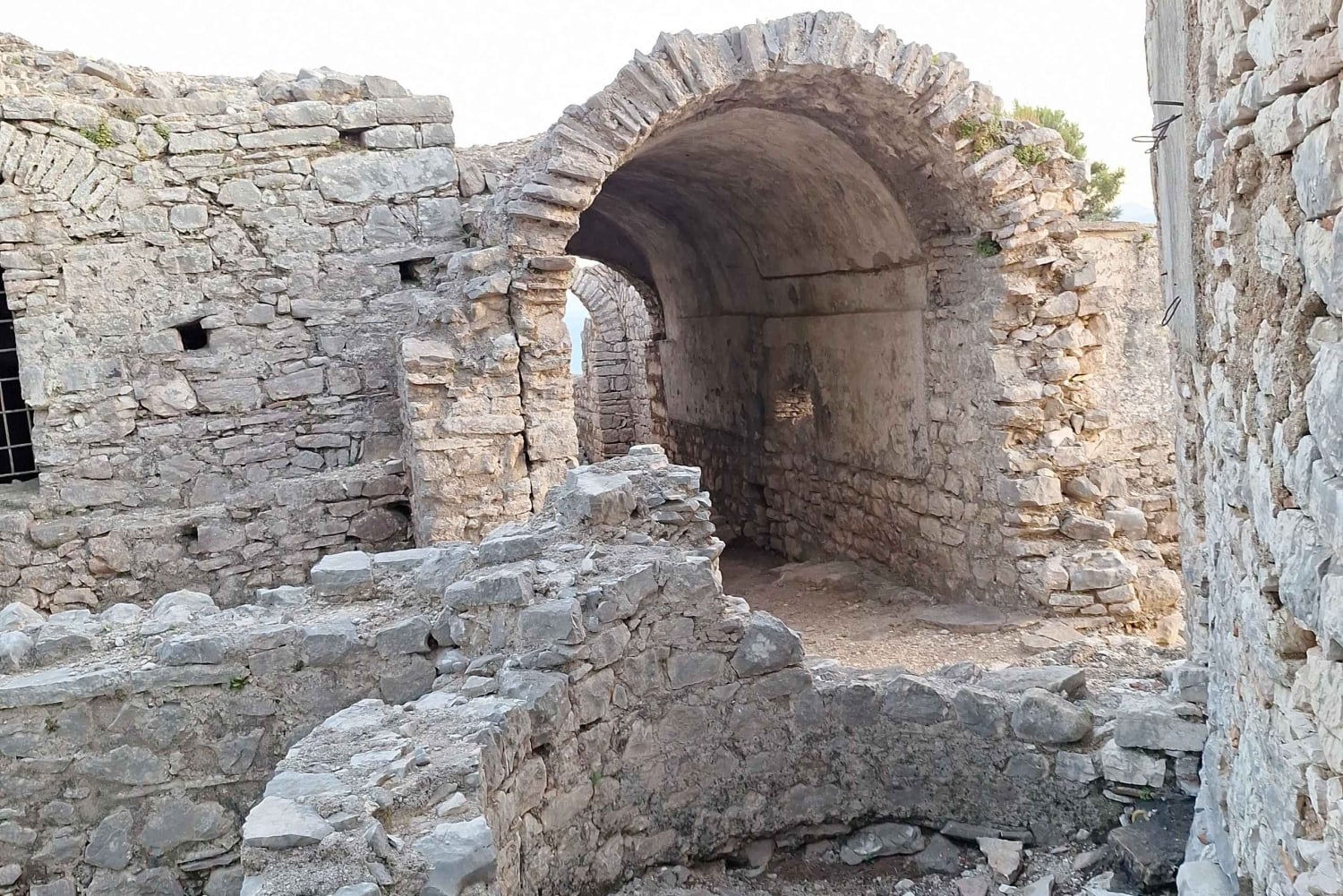 Saranda: kommunism, panoramautsikt, kloster och moské