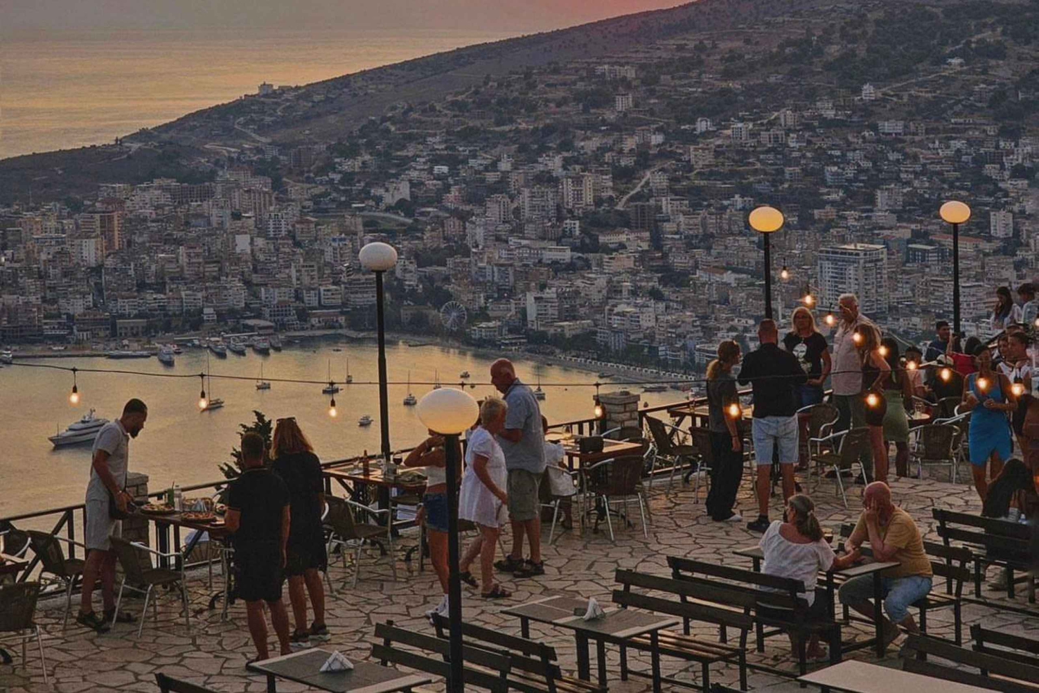 Verborgen parels van Saranda: zonsondergang bij Lekursi, Blue Eye & wijnproeverij