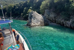 Excursion en bateau pélagique 7 destinations : boisson + plongée avec tuba + parasol.