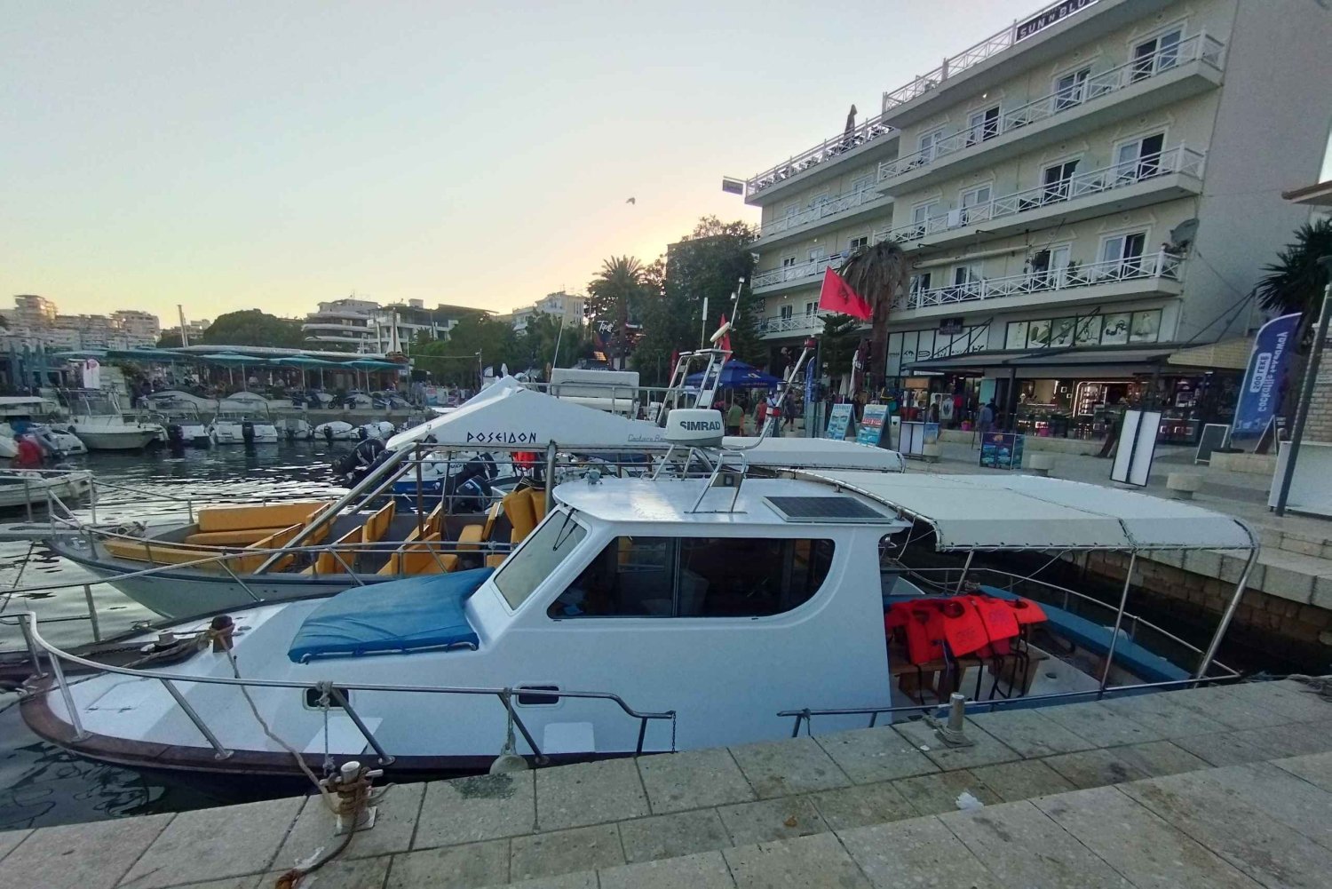 Saranda: Privétour met boot, zwemmen en strand