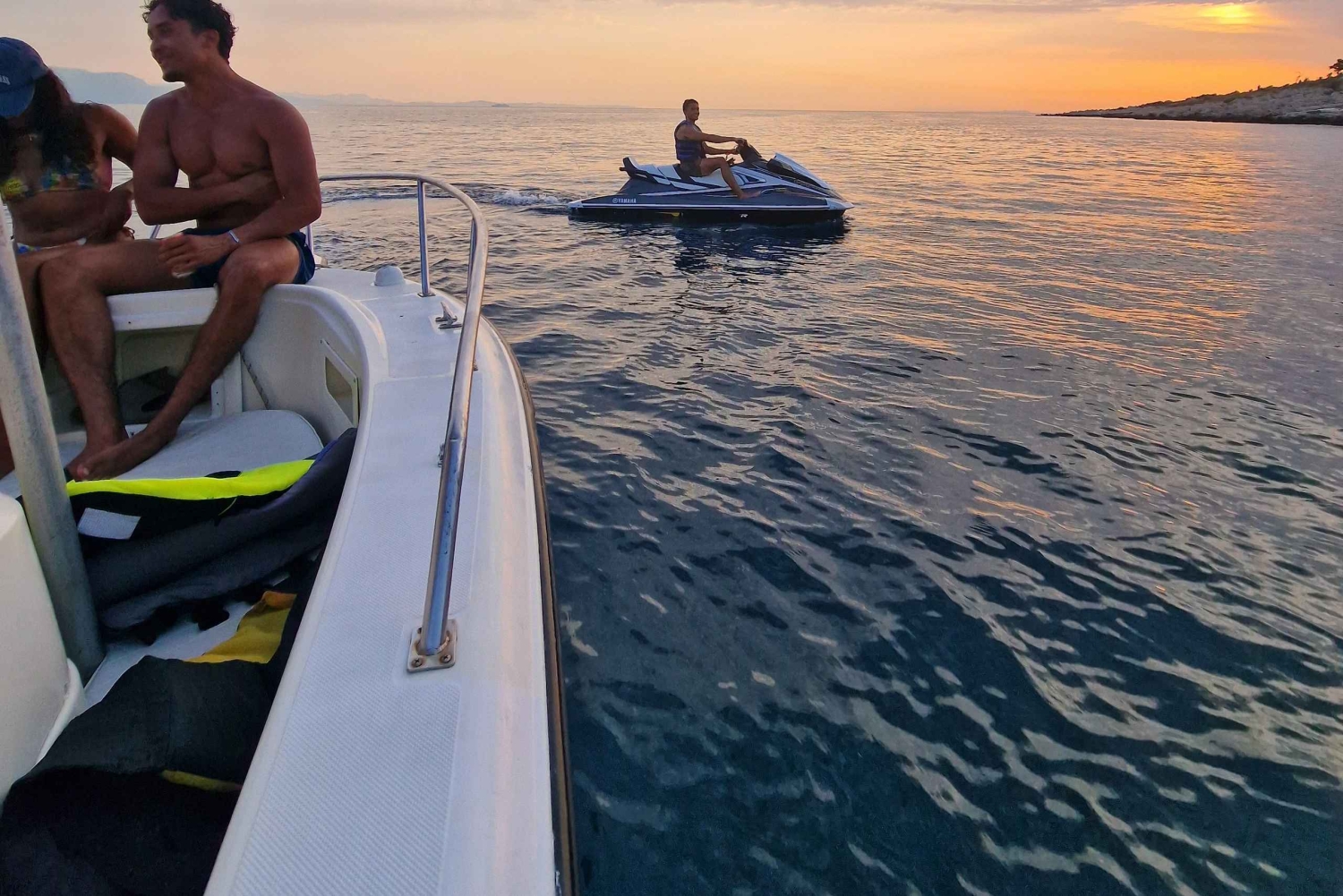 Saranda: crucero al atardecer con Aperol Spritz, música y baño.