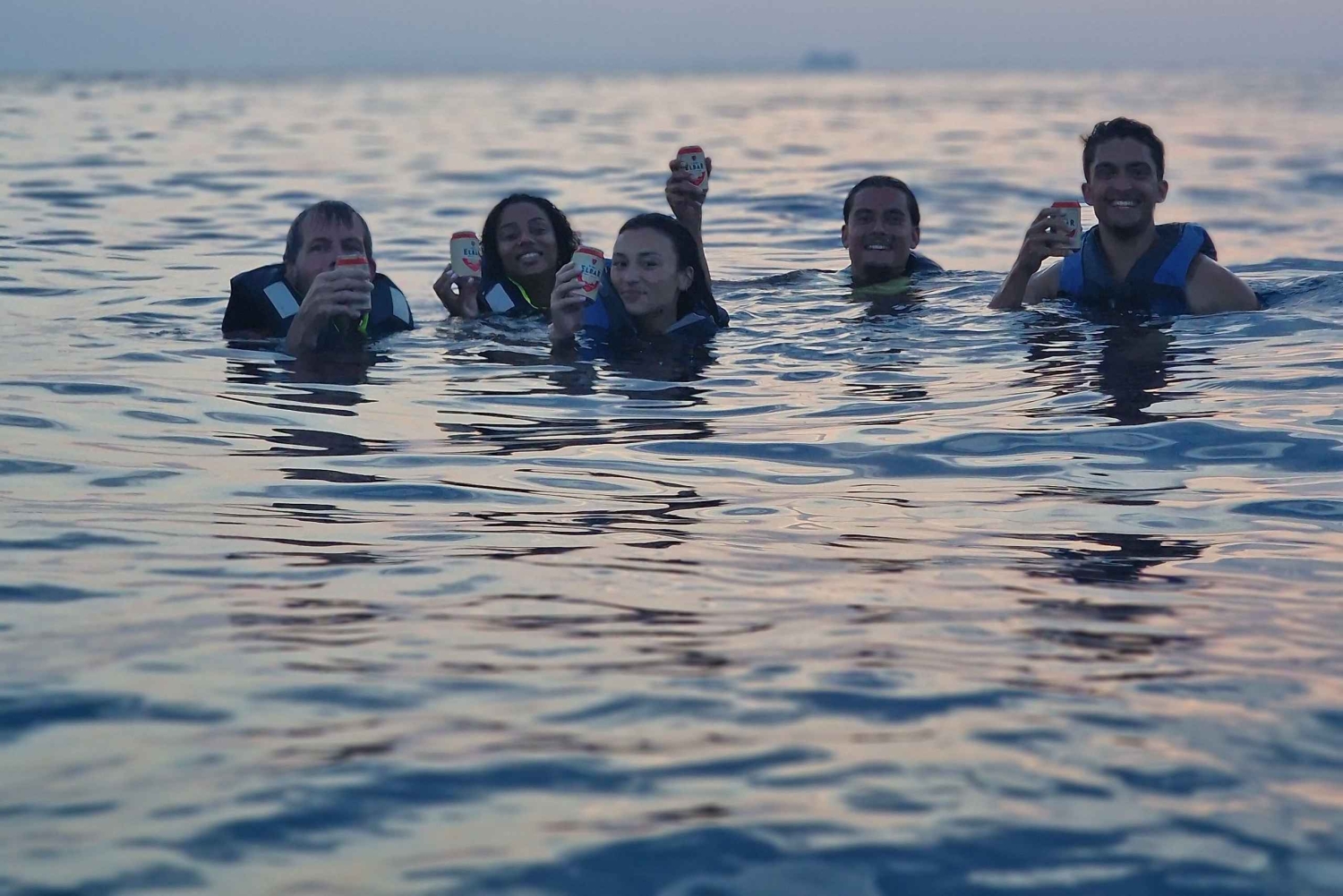 Saranda: crucero al atardecer con Aperol Spritz, música y baño.