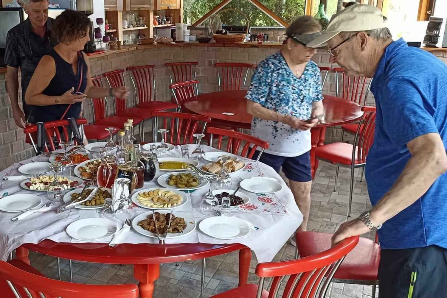 Saranda: Wine and raki tasting, local products.