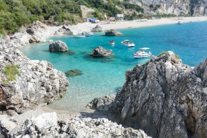 サランデクロレッツァのボートツアーとシュノーケリング付き秘境洞窟ツアー