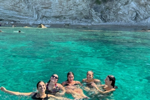 Sarandë: passeio de barco para 7 destinos. Bebida e guarda-sol grátis