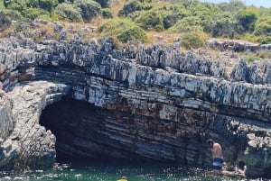 Saranda: tour en barco a Krorez con snorkel, bebidas y baño