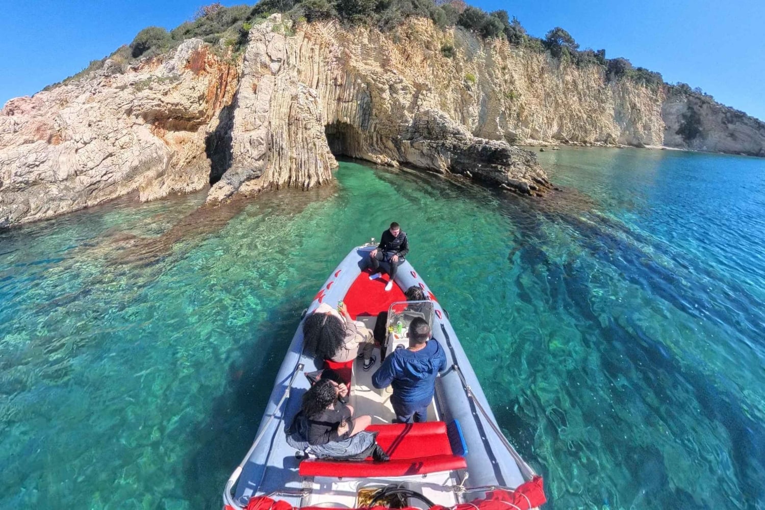 Sarandë: Båttur til Kroreza med snorkling og gratis parasoll