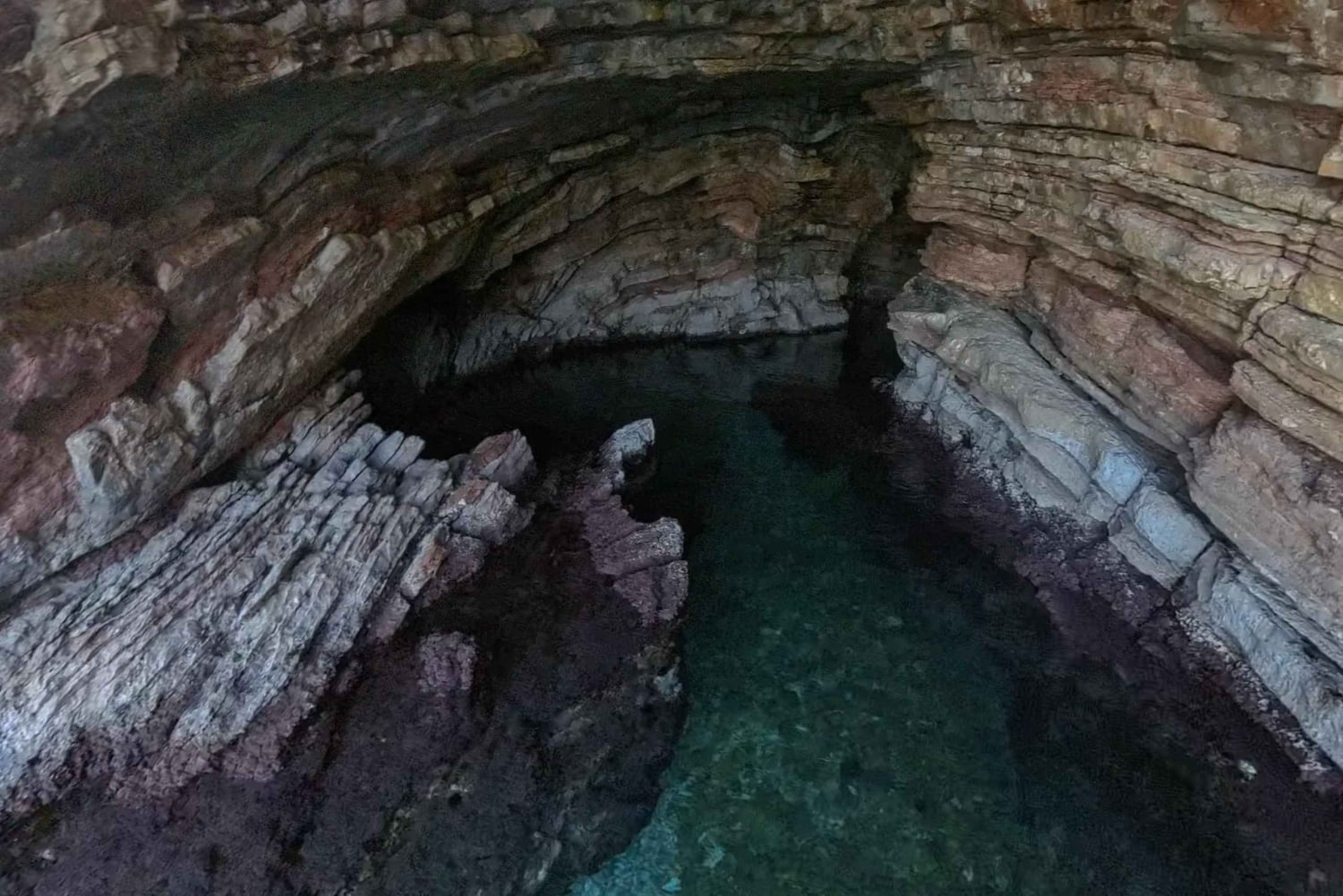 Sarandë: Båttur til Kroreza med snorkling og gratis parasoll