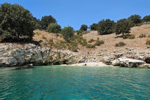 Sarandë: Båttur til Kroreza med snorkling og gratis parasoll