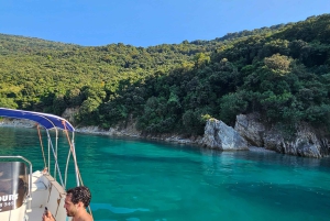 Sarandë: Båttur til Kroreza med snorkling og gratis parasoll