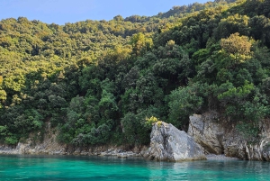 Sarandë: Båttur til Kroreza med snorkling og gratis parasoll