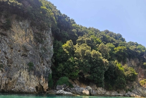 Sarandë: Båttur til Kroreza med snorkling og gratis parasoll