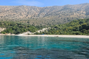 Sarandë: Båttur til Kroreza med snorkling og gratis parasoll