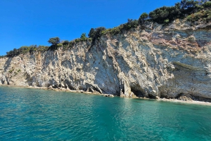 Sarandë: Båttur til Kroreza med snorkling og gratis parasoll