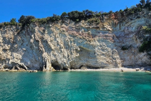Sarandë: Båttur til Kroreza med snorkling og gratis parasoll
