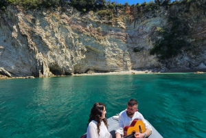 Sarandë: Båttur til Kroreza med snorkling og gratis parasoll