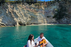 Sarandë: Båttur til Kroreza med snorkling og gratis parasoll