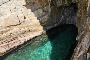 Sarandë: Båttur til Kroreza med snorkling og gratis parasoll