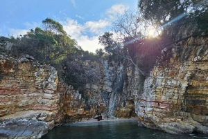 Sarandë: Båttur til Kroreza med snorkling og gratis parasoll