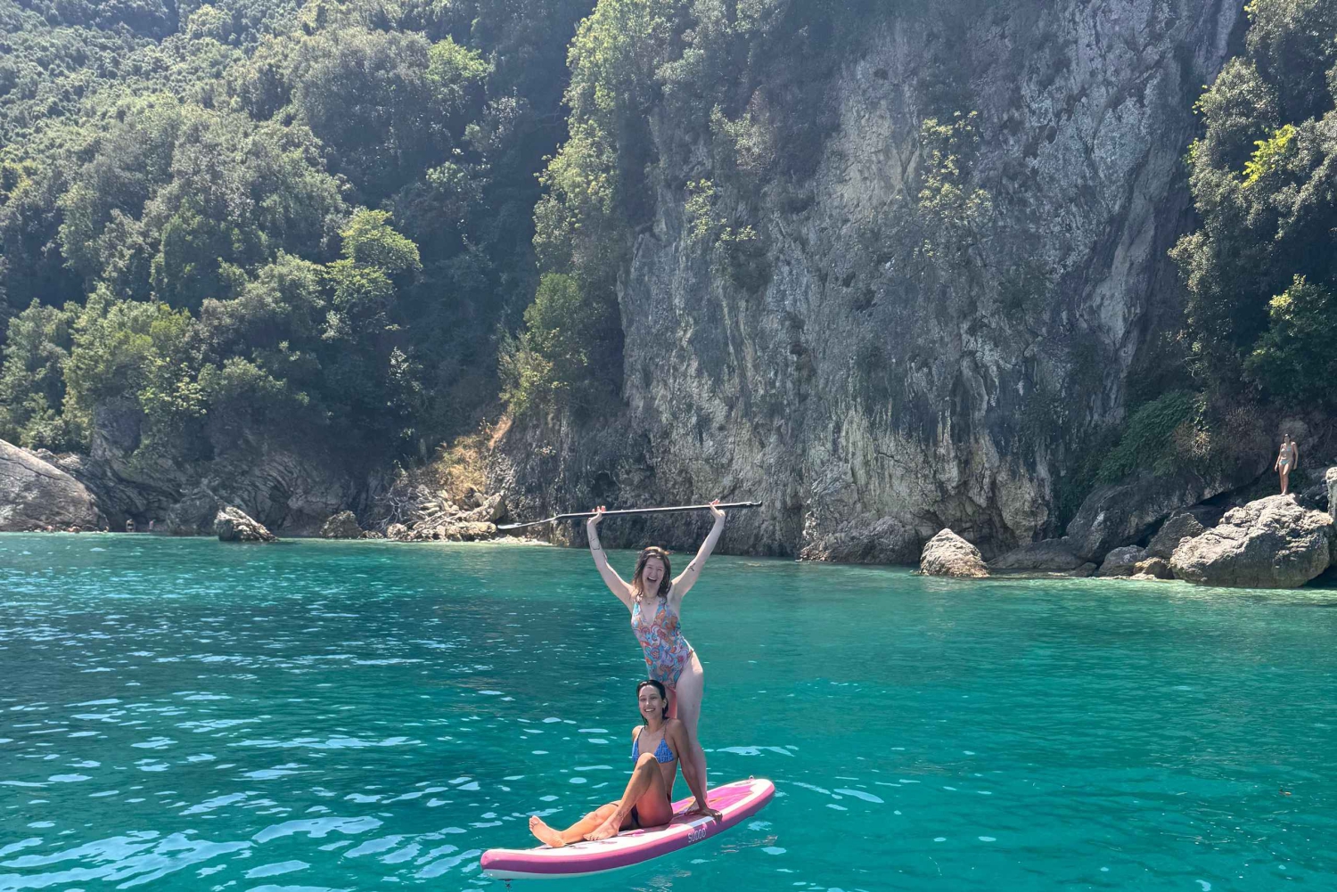 Saranda: tour en barco a Kroreza con snorkel y sombrillas