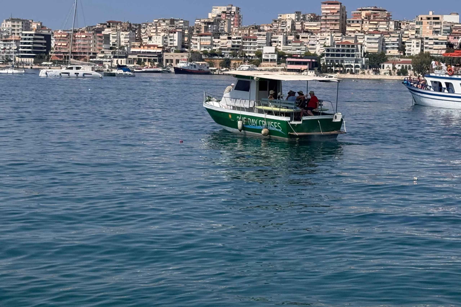 Saranda: tour en barco a Kroreza con snorkel y sombrillas
