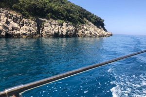 Saranda: tour en barco a Kroreza con snorkel y sombrillas