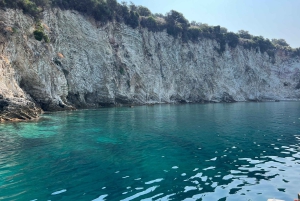 Saranda: tour en barco a Kroreza con snorkel y sombrillas