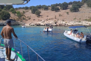 Saranda: tour en barco a Kroreza con snorkel y sombrillas