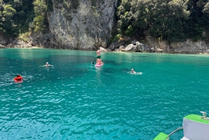 Saranda: tour en barco a Kroreza con snorkel y sombrillas