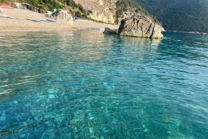 Saranda: tour en barco a Kroreza con snorkel y sombrillas