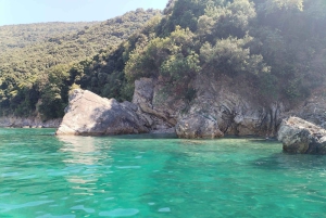 Saranda: tour en barco a Kroreza con snorkel y sombrillas
