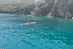Saranda: tour en barco a Kroreza con snorkel y sombrillas
