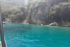 Saranda: tour en barco a Kroreza con snorkel y sombrillas