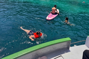 Saranda: tour en barco a Kroreza con snorkel y sombrillas