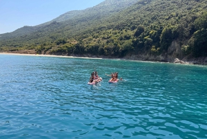 Saranda: tour en barco a Kroreza con snorkel y sombrillas