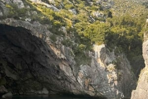 Sarandë: Kystsejlads til Porto Palermo/Himare med solnedgang