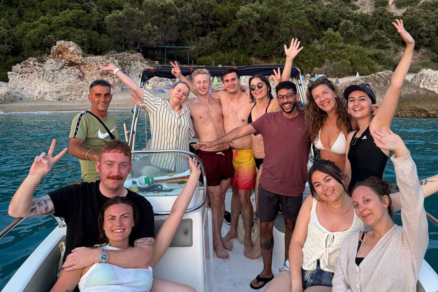 Sarandë: Bootsfahrt bei Sonnenuntergang mit lokalem Wein