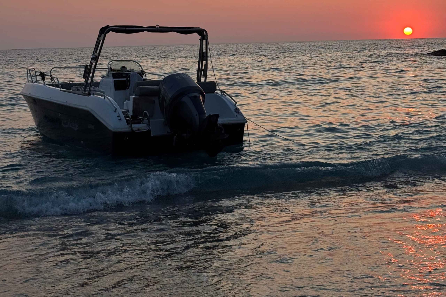 Sarandë: Bootsfahrt bei Sonnenuntergang mit lokalem Wein