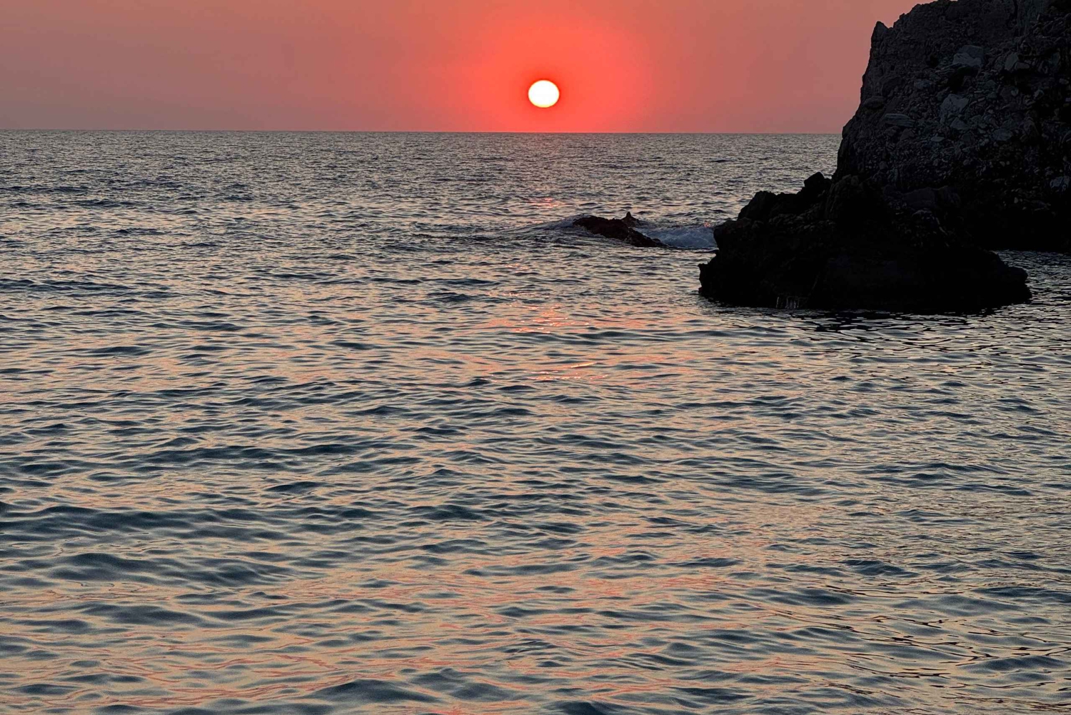 Sarandë: Bootsfahrt bei Sonnenuntergang mit lokalem Wein