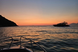 Sarandë: Bootsfahrt bei Sonnenuntergang mit lokalem Wein