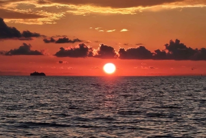 Sarandë: Bootsfahrt bei Sonnenuntergang mit lokalem Wein