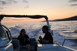 Sarandë: Bootsfahrt bei Sonnenuntergang mit lokalem Wein