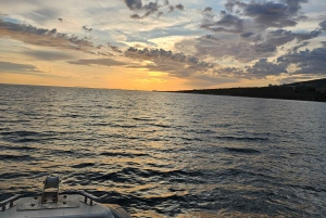 Sarandë: Bootsfahrt bei Sonnenuntergang mit lokalem Wein